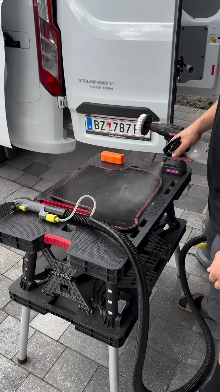 Der Elité-Van steht am Stellplatz, davor der Arbeitstisch