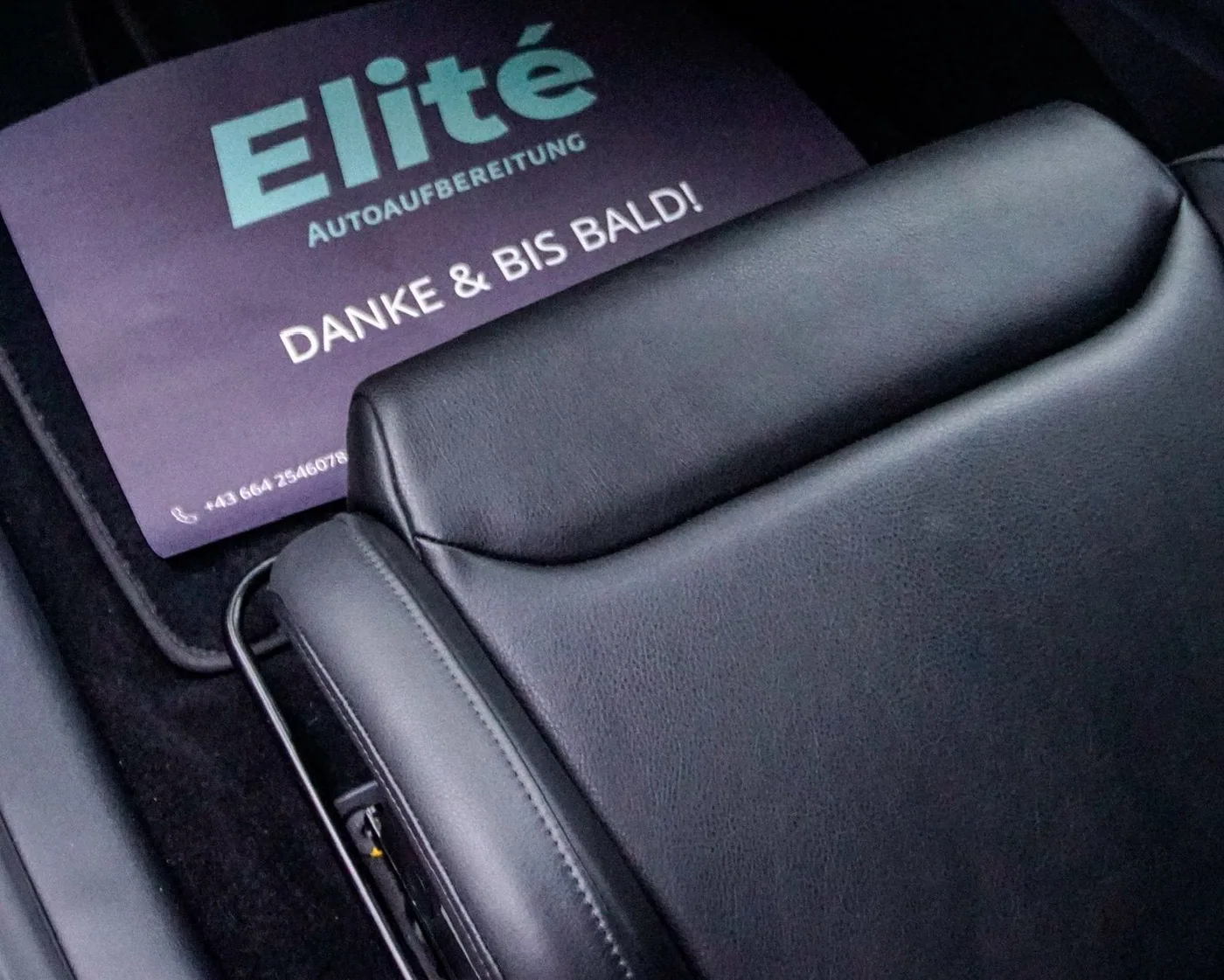 Elité-Fußmatte „Danke & bis bald!" im fertigen Fahrzeug